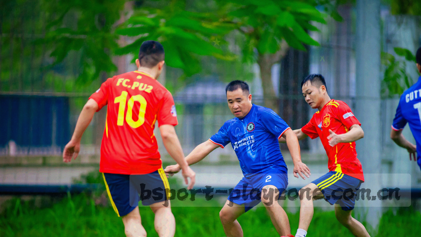 夜场灯光下的看台与观众剪影，赛场照明打在成排座位上